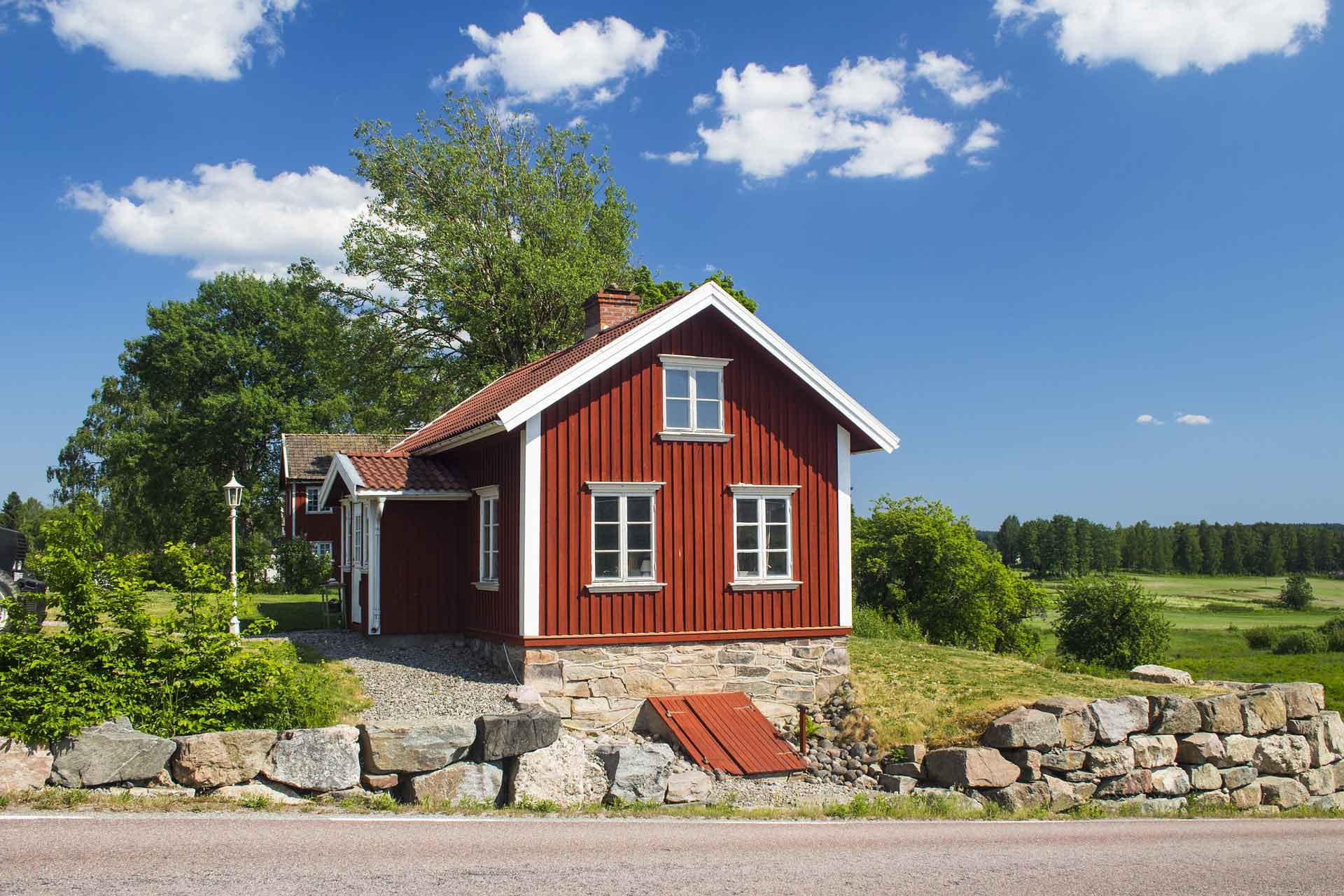 Hus på landsbygden, rött hus med vita knutar